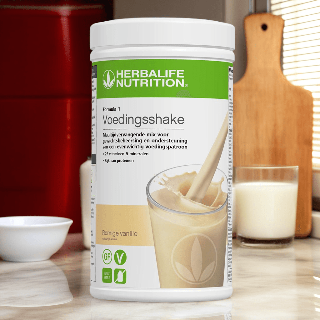 Herbalife Formule 1 Romige Vanille shake op een lichte keukentafel